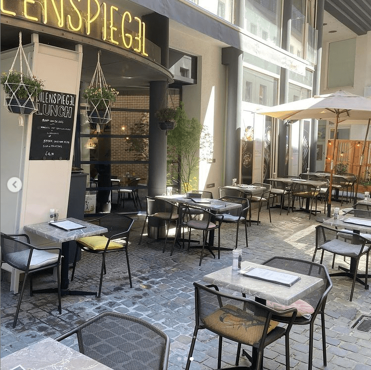 Brasserie Uilenspiegel Gent - terras van restaurant Uilenspiegel in Gent met tafels, stoelen en menukaarten