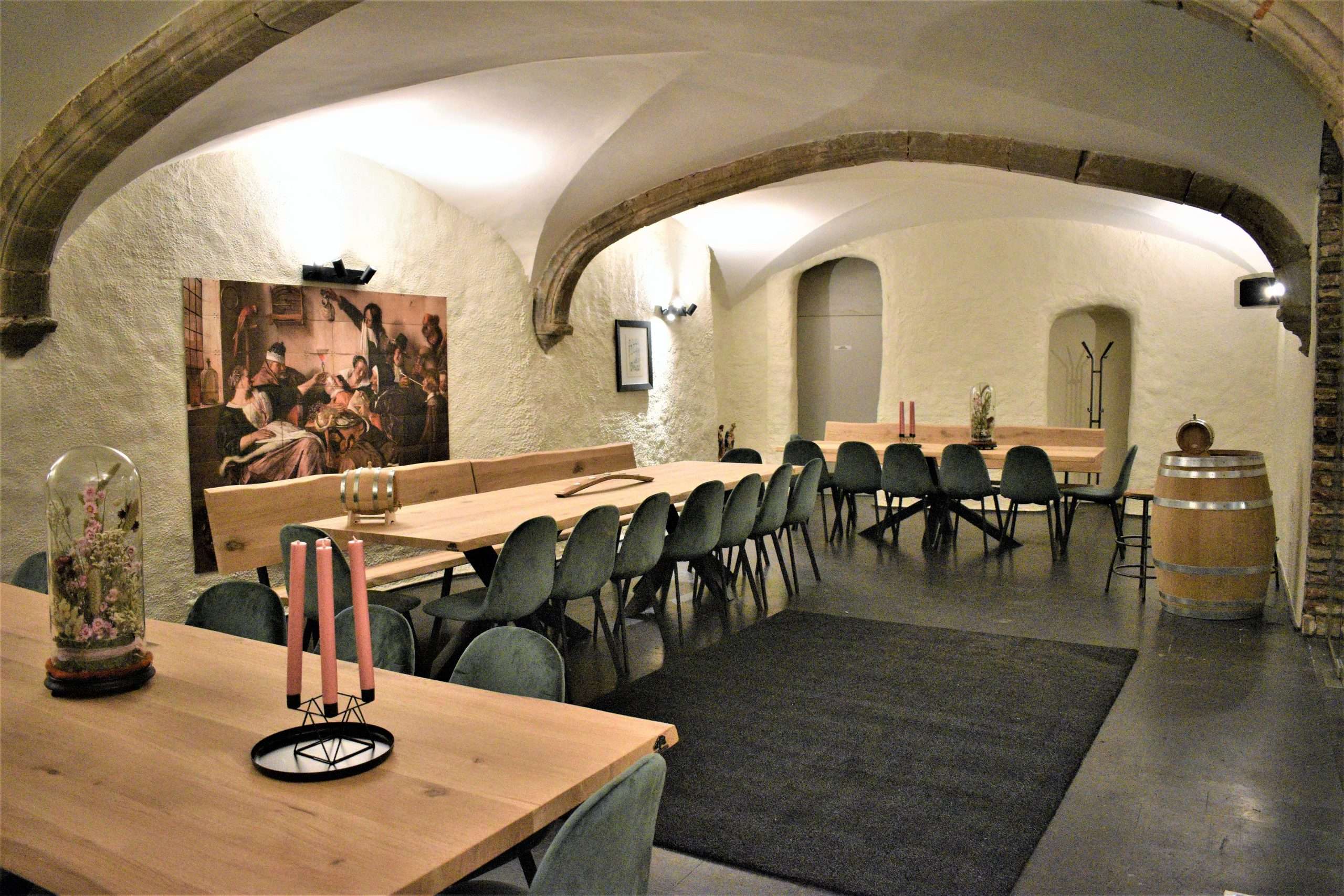 Uilenspiegel - zaal om groep te ontvangen in ons restaurant met tafels en banken
