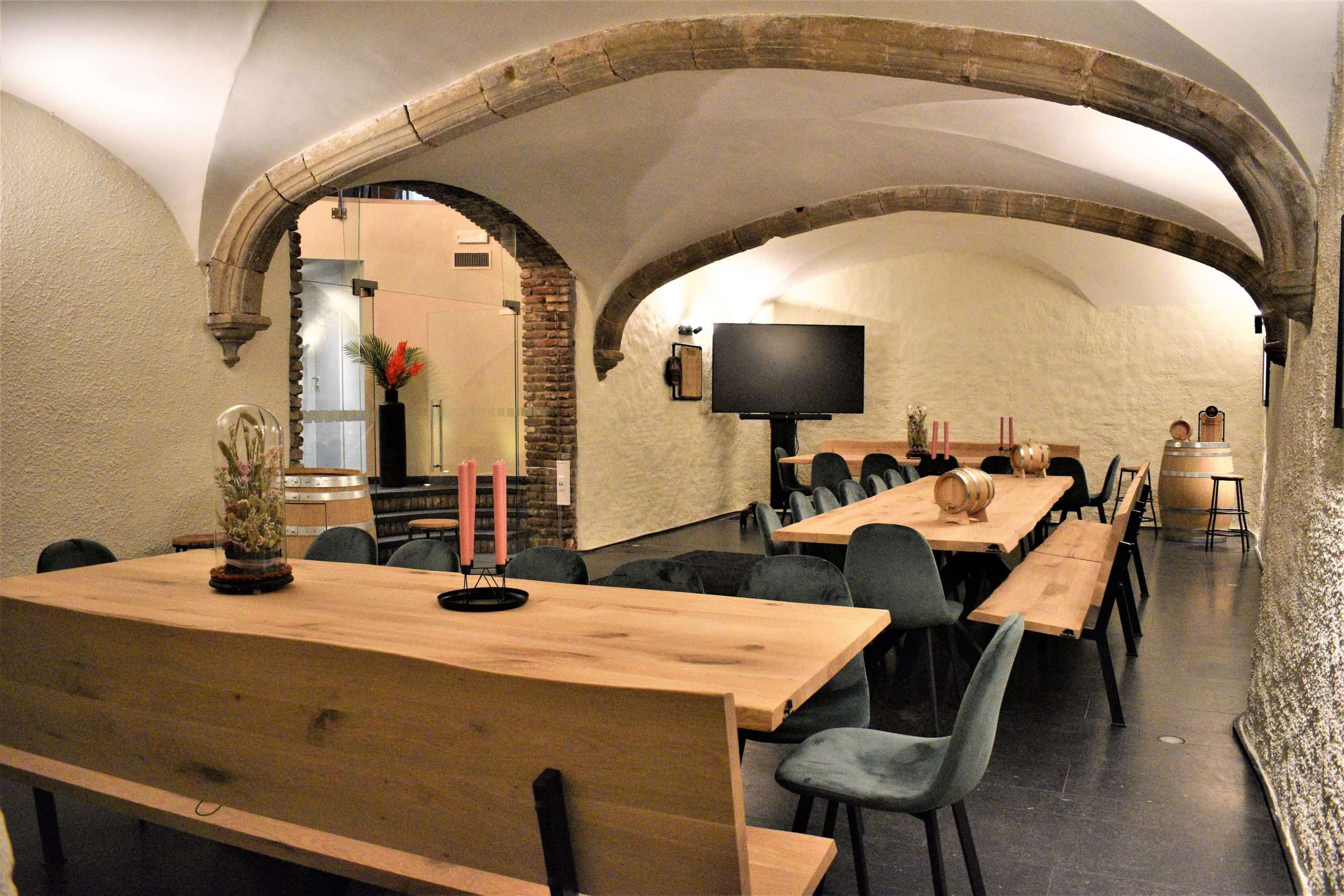 Uilenspiegel - zaal om groep te ontvangen in ons restaurant met tafels, banken en een groot scherm
